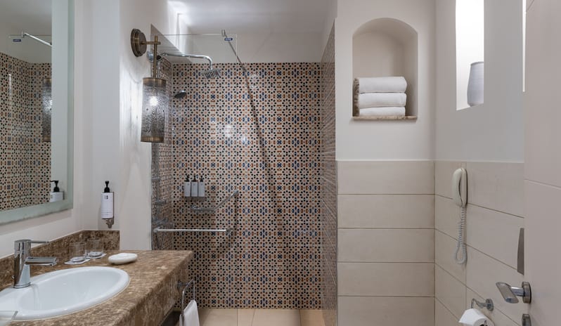 middle-east-holidays-ras-al-khaimah-the-cove-rotana-resort-lagoon- room-bathroom